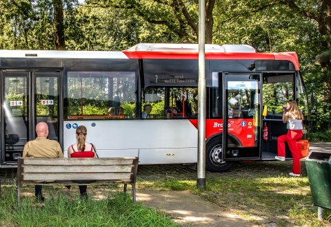 Arriva bus met bank met mensen