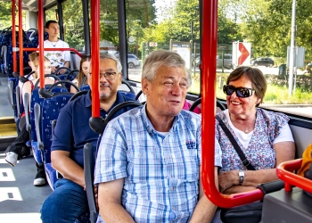 reizigers in de bus