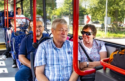 reizigers in de bus